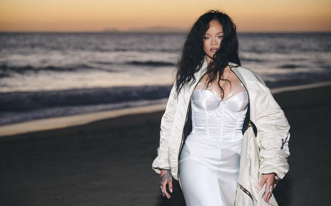 Rihanna și-a pus fanii pe jar. Artista s-a poza &icirc;n ipostaze fierbinți, &icirc;n lenjerie intimă